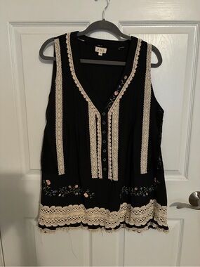 POL Black Sleeveless Embroidered Lace-Trim Camisole medium